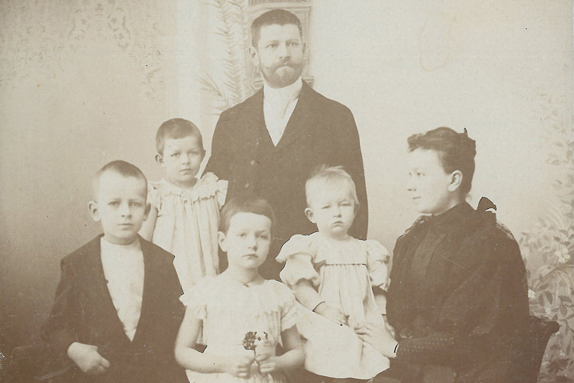 Schwarz-Weiß Fotografie: Familie Jannasch mit den Kindern Wilhelm, Inge, Anne und Hermann, Mitte der 1890er Jahre