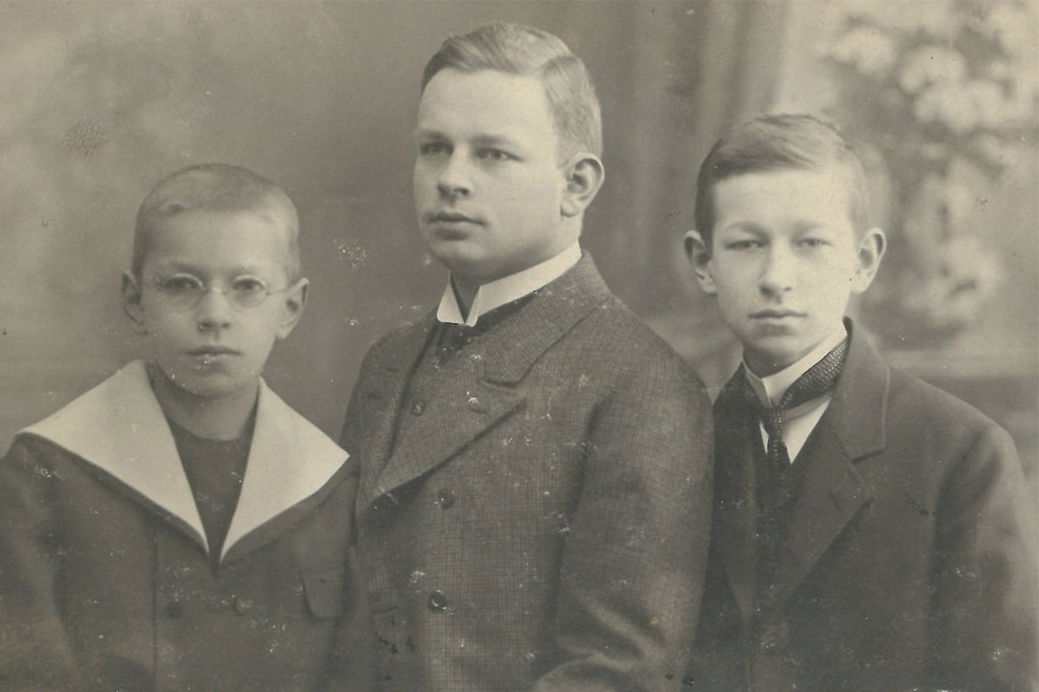 Schwarz-Weiß Fototgrafie: Wilhelm (Mitte) mit seinem Bruder Hermann (links), um 1905.
