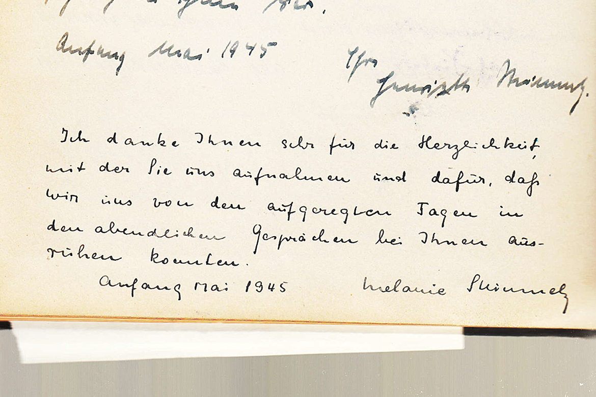 Handschriftlicher Eintrag aus dem Gästebuch der Familie Jannasch: Ich danke Ihnen sehr für die Herzlichkeit mit der Sie uns aufnahmen und dafür, daß wir uns von den aufgeregten Tagen in den abendlichen Gesprächen bei Ihnen ausruhen konnten. Anfang Mai 1945 Melanie Steinmetz